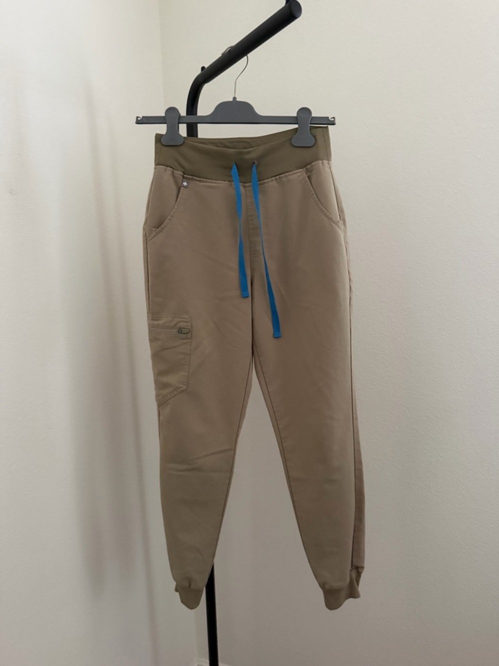 Figs Tan V-Neck sandstone three pocket jogger scrub set like new XXS/XS - Picture 8 of 10